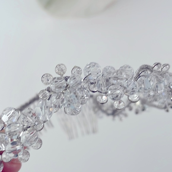 Austrian crystal headpiece with combs - Picture 3 of 5